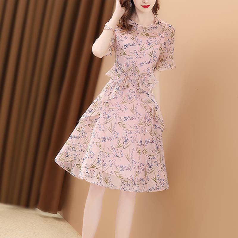 短裤套装虽凉快,但没气质,不妨穿一身碎花系裙子,优雅得刚刚好