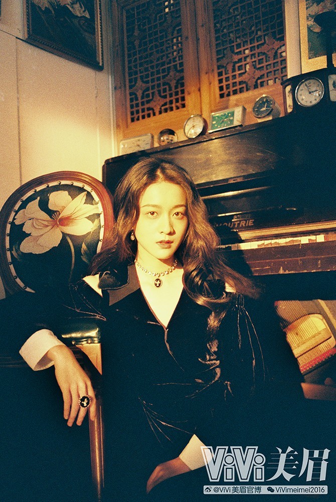 张雪迎登杂志封面演绎怀旧风 摩登时髦解锁复古少女