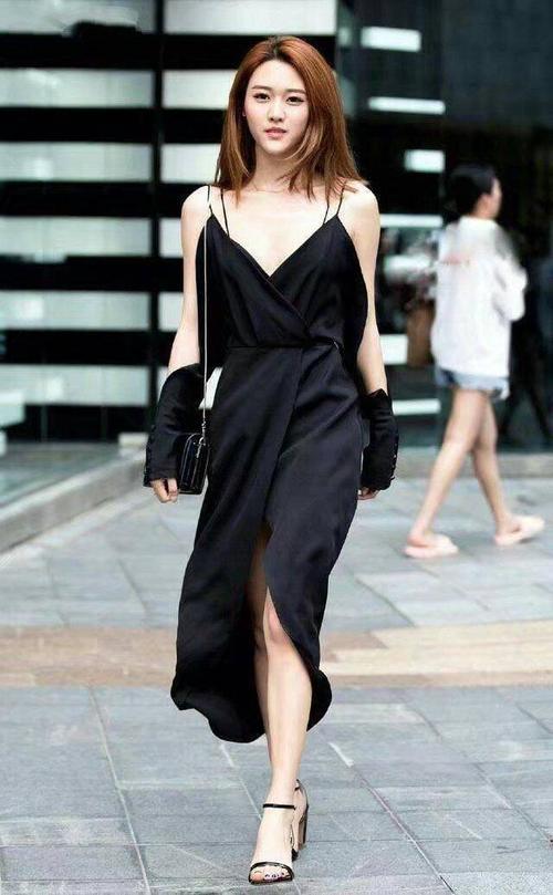 街拍：街头辣妹有胸有长腿有身材，仙女也不过如此