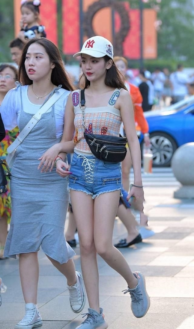  『气质』小姐姐身上的吊带连衣裙婉约动人，绽放着身姿的优雅