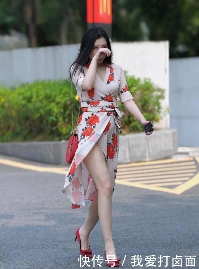 【显微】街拍:面容憔悴的小姐姐,休闲穿搭碎花紧身裙,尽显微胖性感身材