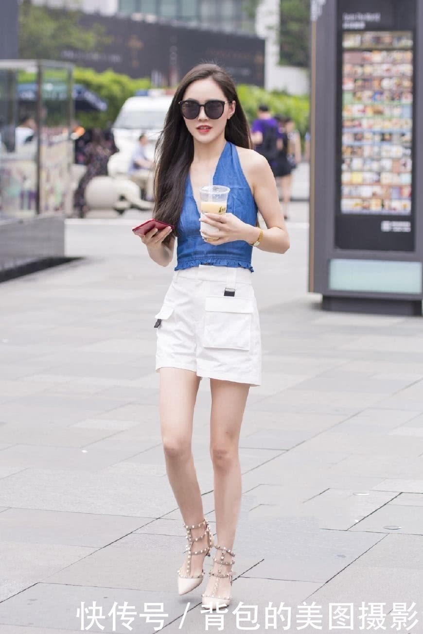 青春时尚的小姑娘,一双大眼睛炯炯有神,充满韵味