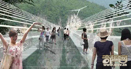 世上最长全透明玻璃桥开放!美女吓尿说：谁背我过去，就嫁给他！