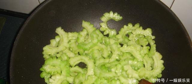  苦瓜的时：炒苦瓜有苦味用“它”浸泡一会，苦瓜清脆又好吃
