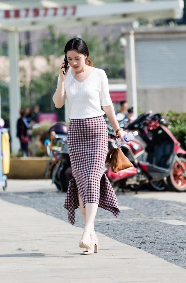 街拍美女，阳光时尚的穿搭给人一种平易近人的感觉，让你清凉一夏