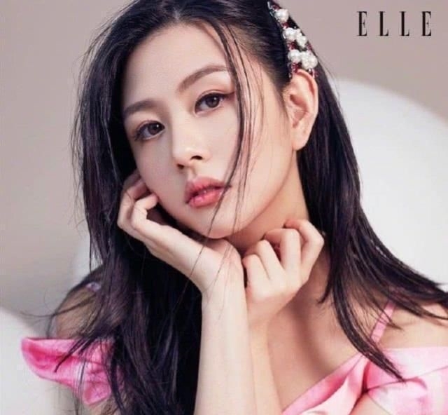  『杂志』邱淑贞大女儿沈月杂志封面大片曝光，颜值颇高，遗传妈妈的好基因