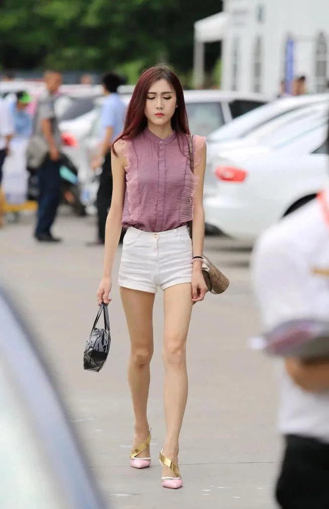 窈窕淑女白皙肌肤，玲珑有致的身材，，满满的少女的气质