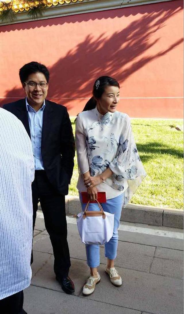 她老公身家几百亿,她却拎几百块的手提袋,来看看她独特的时尚观