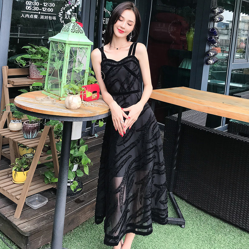 我的妈呀!40岁小姨逛街被人喊小姐姐，只因穿一条吊带裙惹的祸