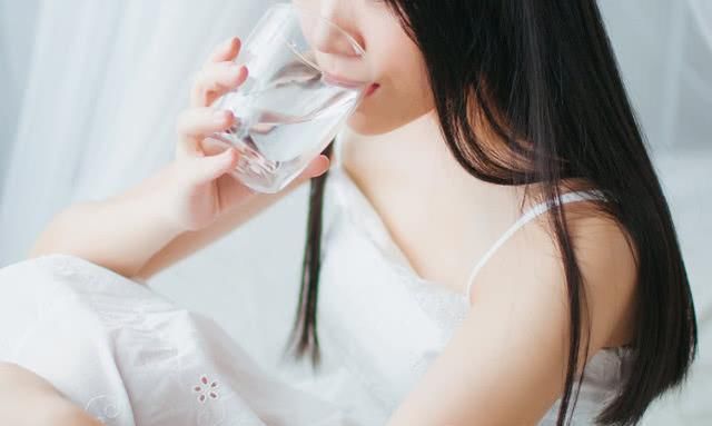  「喝水」女孩子经常喝水，皮肤就一定能变好吗？真相来了