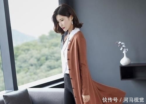 半身裙@还有人在秋天穿连衣裙?换这三套应季的搭配看看,通勤约会都能穿