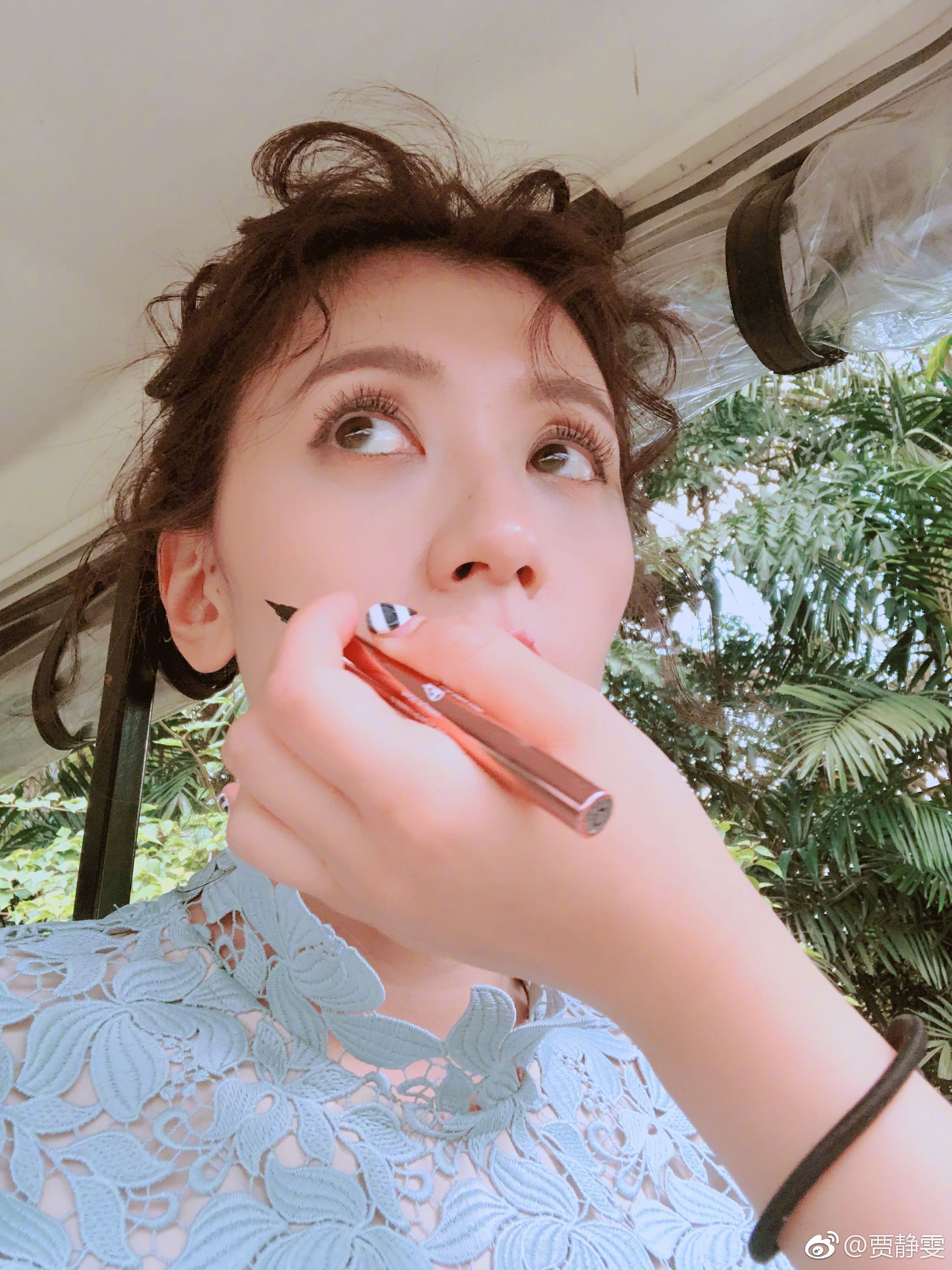 贾静雯化妆前后对比照 卷发辣眼睛 网友:化妆前有点显老