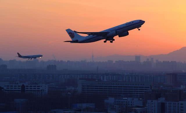 晚上飞机票比白天便宜，为何都没人愿意坐，乘务员说出其中隐情