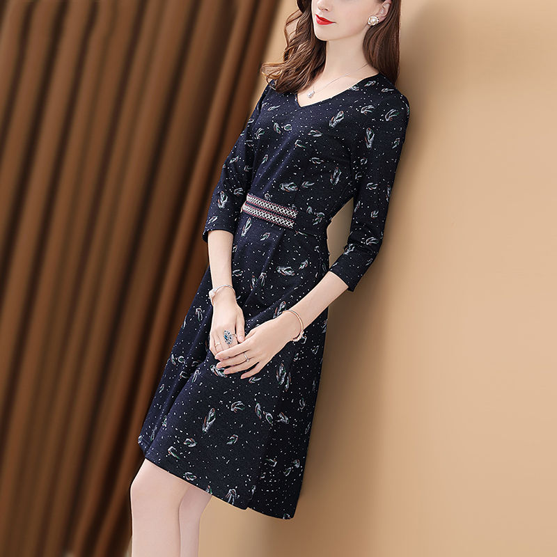 现在的女人真敢穿，出门穿这“前卫紧身裙”，姣好身材毕露无疑