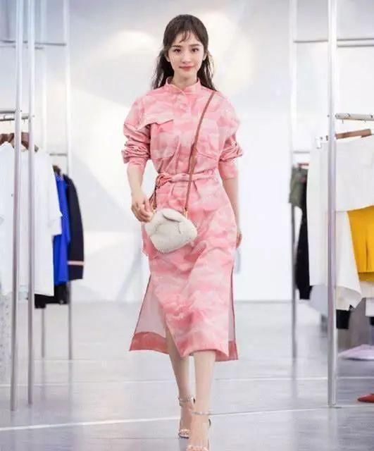 杨幂穿回18岁,皮裙外面套个牛仔裙,网友:她的时尚真难懂!