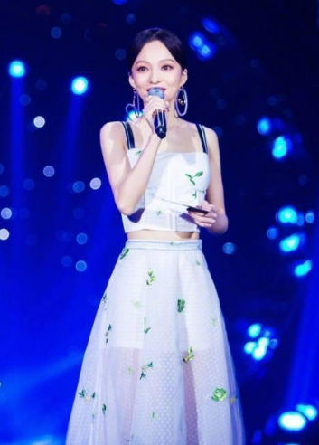 吊带裙只服她!穿到腰间瞬间就没了,网友:蚂蚁腰就是敢露!