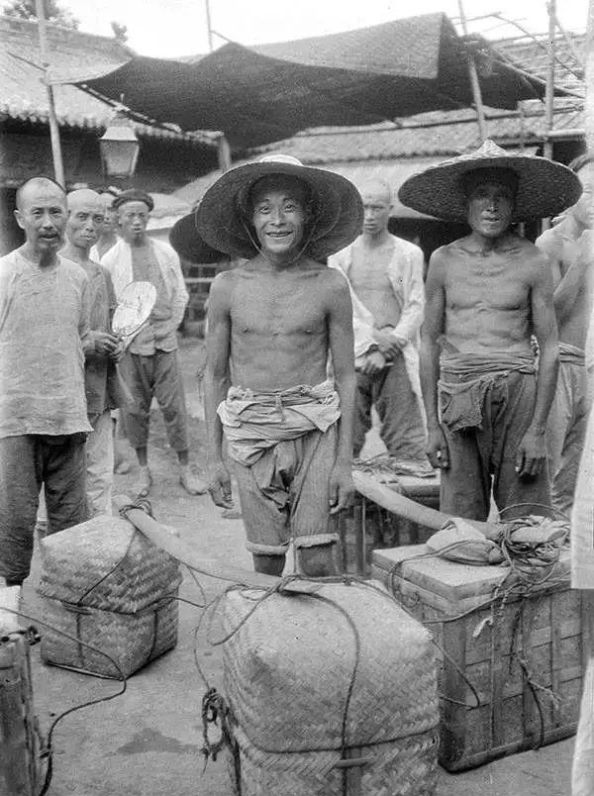  「发现」美国人在鞋盒里发现了6000张中国老照片