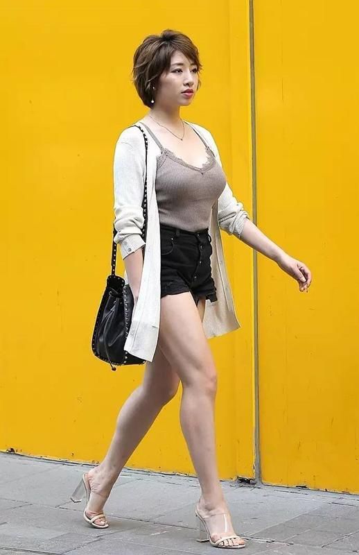 街拍:图1谭维维会玩，下身只穿打底裤?图3包臀裙美女酷似柳岩!