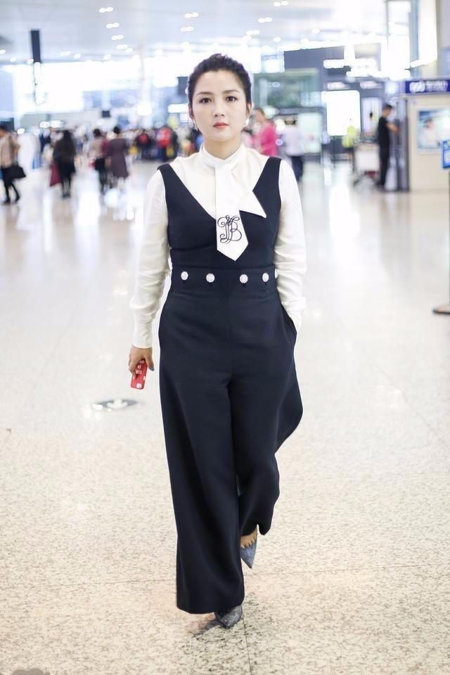 何洁穿风衣几乎把腿遮完了!这身高还有这粗腿，怎么穿都不好看!