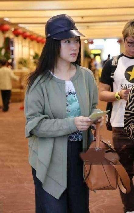 上半身少女,下半身大妈46岁杨钰莹机场秀还不如年过六旬的赵雅芝