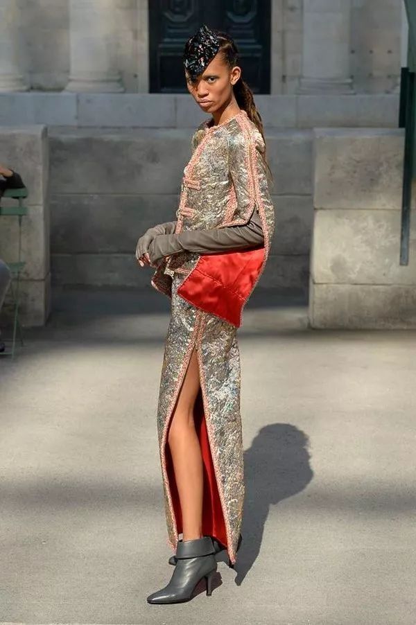 我们在巴黎大皇宫变的书报亭里问了周迅和刘雯一些小秘密……