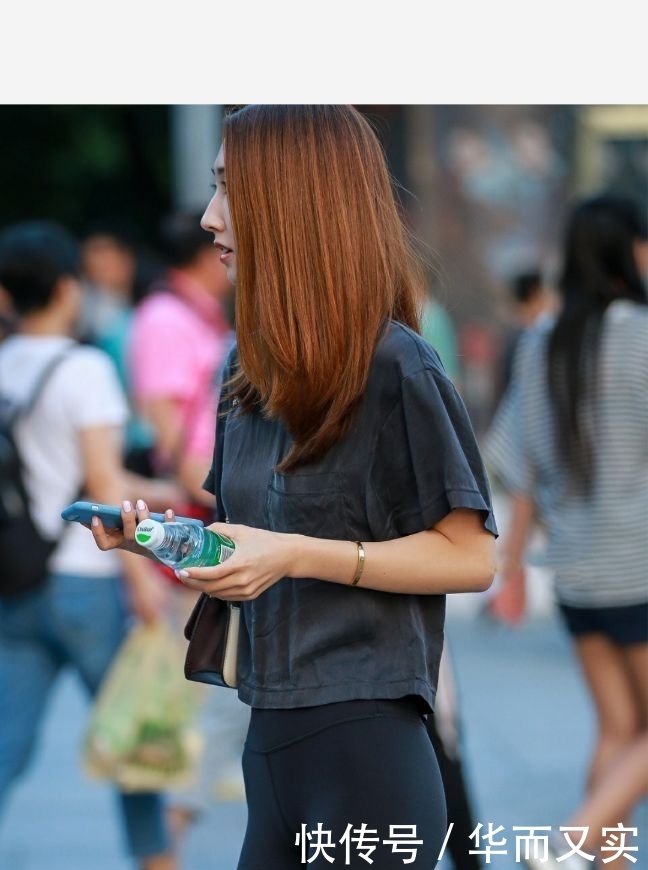  [让自己]美女街拍：高挑靓丽的小姐姐，灰衬衫搭配牛仔短裤，女神范儿十足
