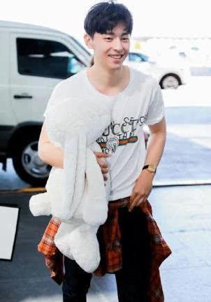 感觉被邓伦骗了，穿短裤的腿与穿长裤的腿，差别也太大了