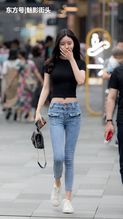  修身效果|紧身牛仔裤在夏季出镜率很高，修身显瘦又百搭，时尚的姑娘都在穿