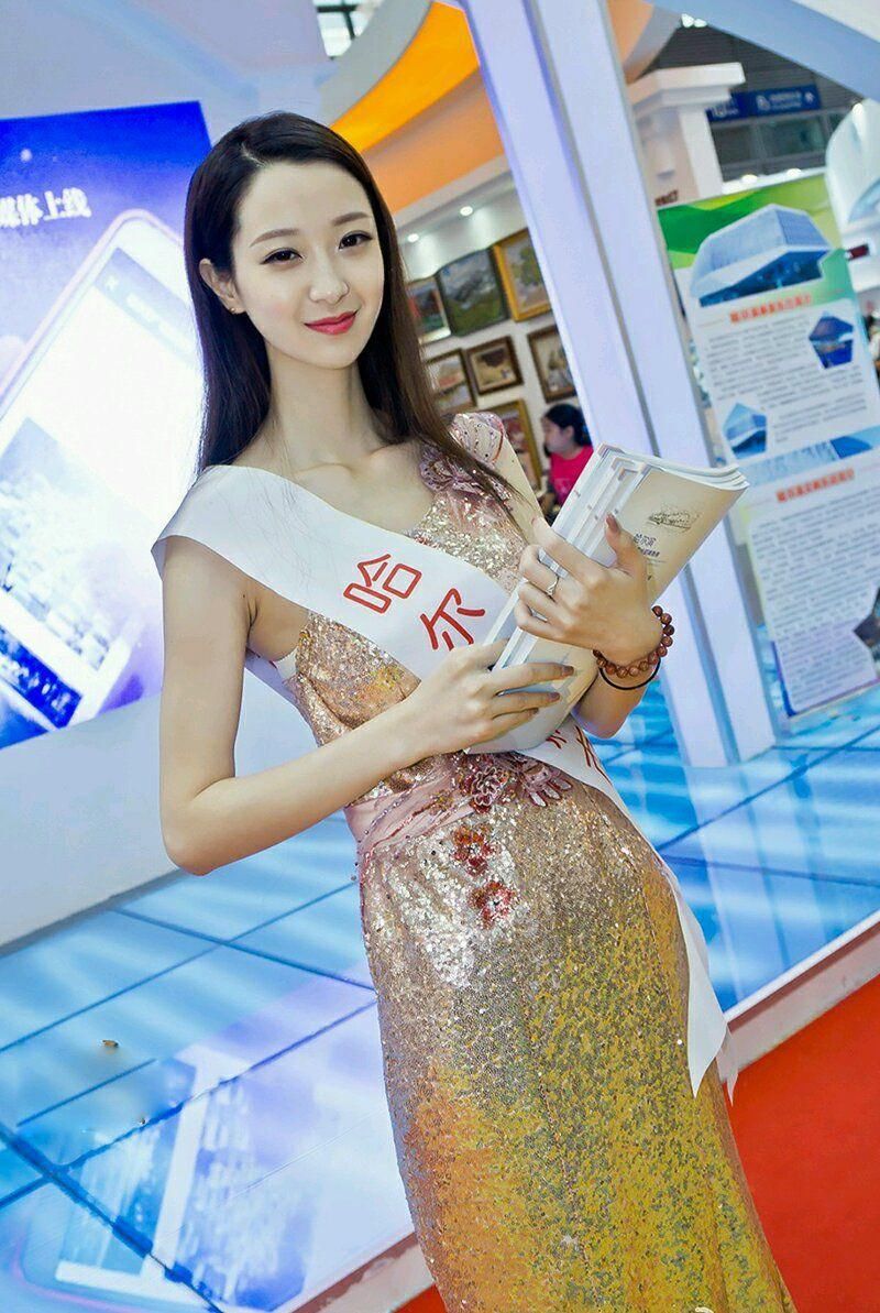 漂亮的哈尔滨姑娘不输俄罗斯,每到夏天满街大长腿怒放争艳