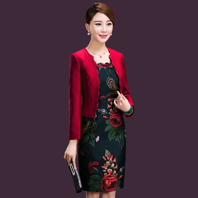 秋天一到，老婆把连衣裙都收起来了，穿包臀裙套装，性感又撩人