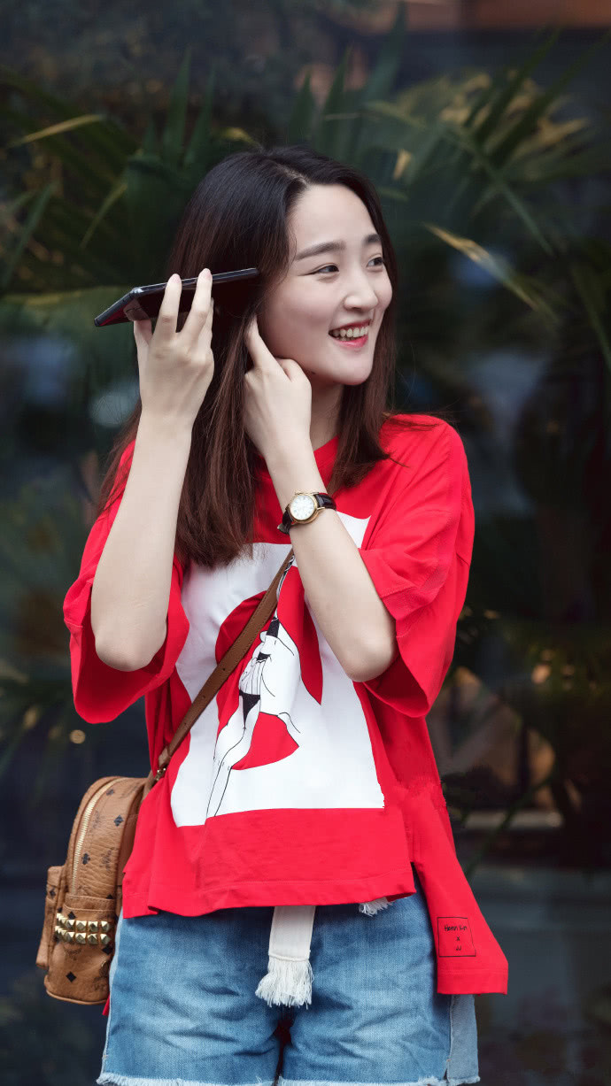 时尚街拍：成都街拍，经久不衰的时尚元素，或优雅或浪漫，总是那