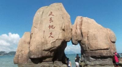 两块石头组成的天然景点, 倒下后露出堆彻的红砖, 游客: 真坑!