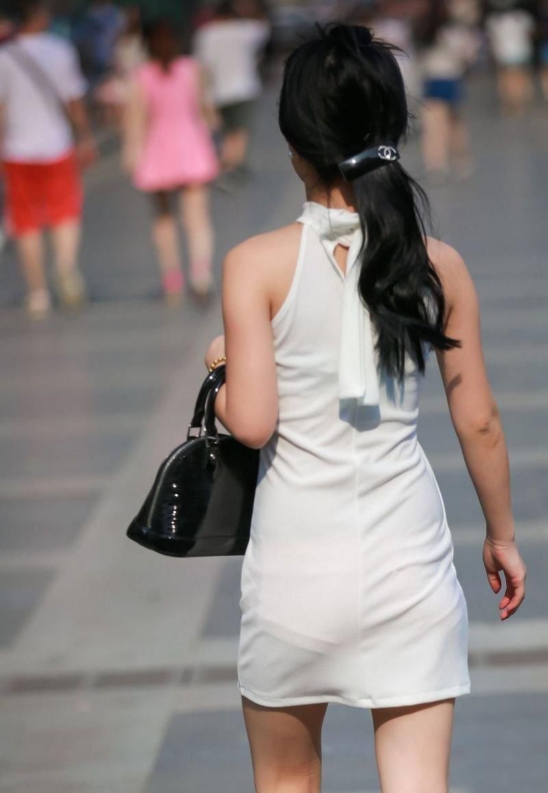丰州路街拍:白色紧身裙美女，勾勒S曲线美