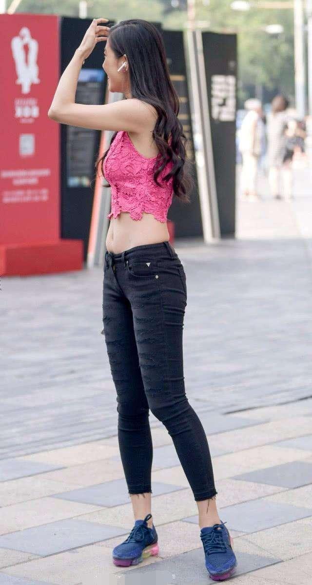 气质小姐姐黑色紧身牛仔裤大秀马甲线, 手捂额头尽显成熟女人味儿