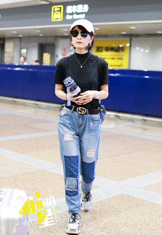 吴昕为显腿长把中腰裤拉成高腰裤，这明显的三角区真是辣眼睛