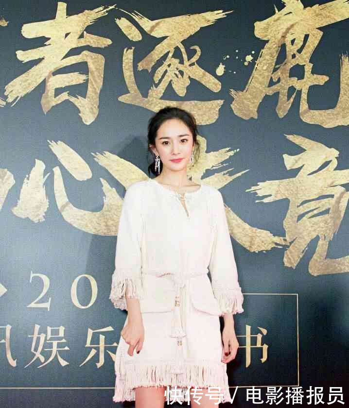 31岁宋茜和32岁杨幂同穿白色连衣裙,导购和总裁的气质差距