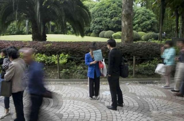 上海公园里的招亲剩女,要钱势貌德户具备,不