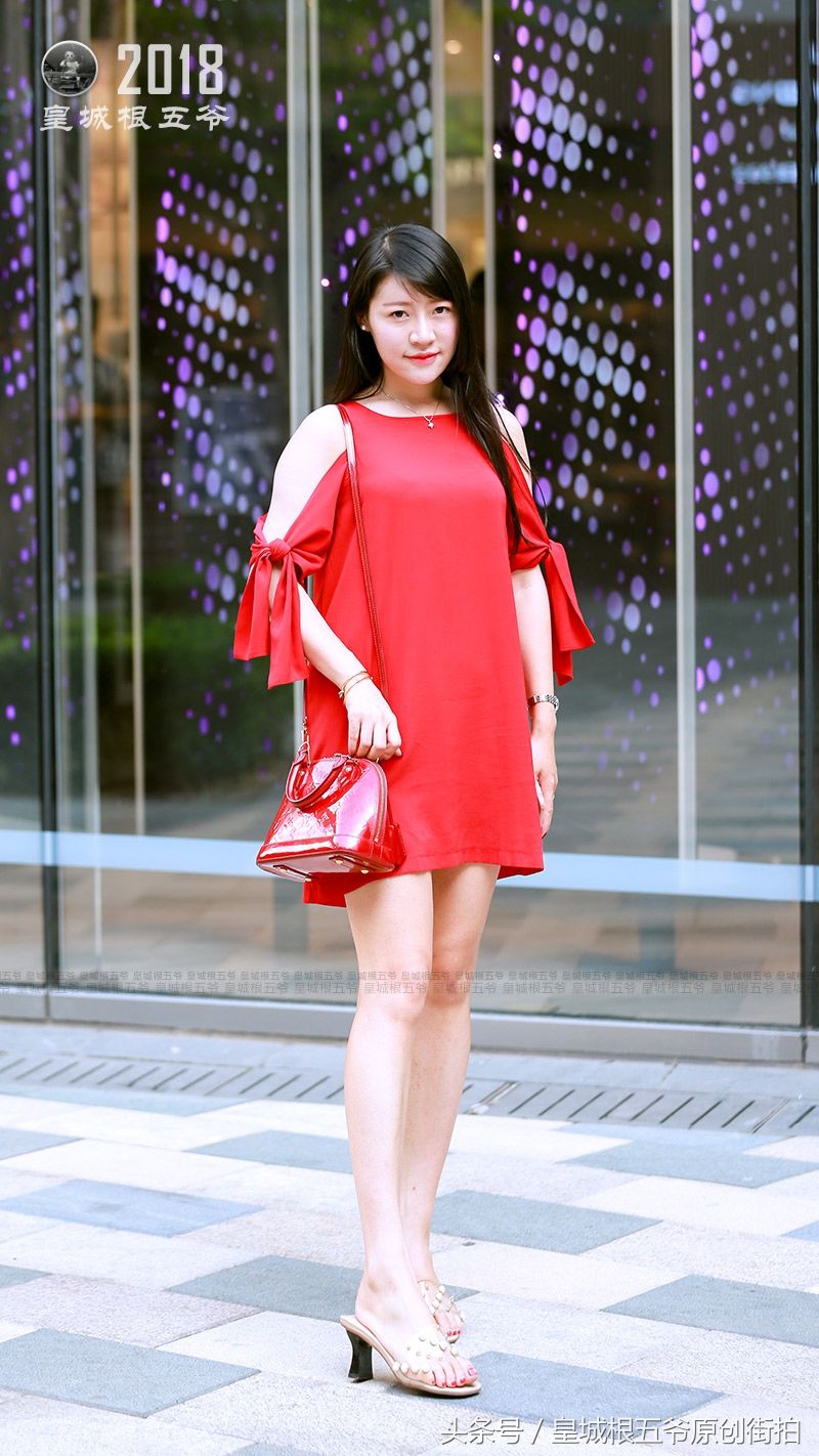 街拍:在三里屯街头遇上几位非常美丽时髦的女孩