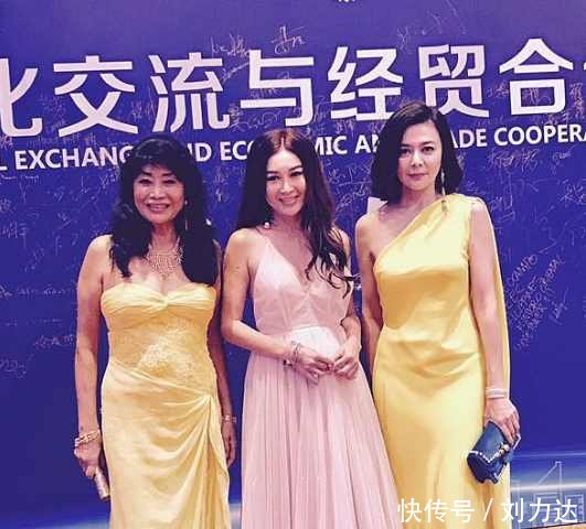 54岁关之琳和51岁温碧霞同框，相差3岁，一个大妈，一个少女