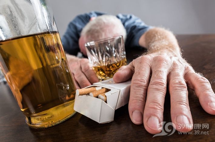 不怕死!35岁男子得肝癌,每天还瞒医生偷喝5瓶