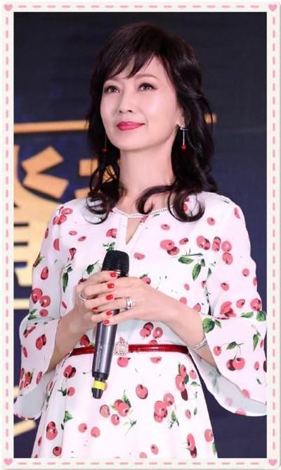 赵雅芝太牛了!64岁穿樱桃裙撞上范冰冰都没输，网友:嫩到飞起!