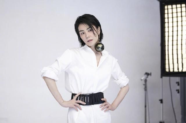 王菲综艺首秀，惊艳的不仅是天籁歌喉，还有时刻在线的惊艳造型