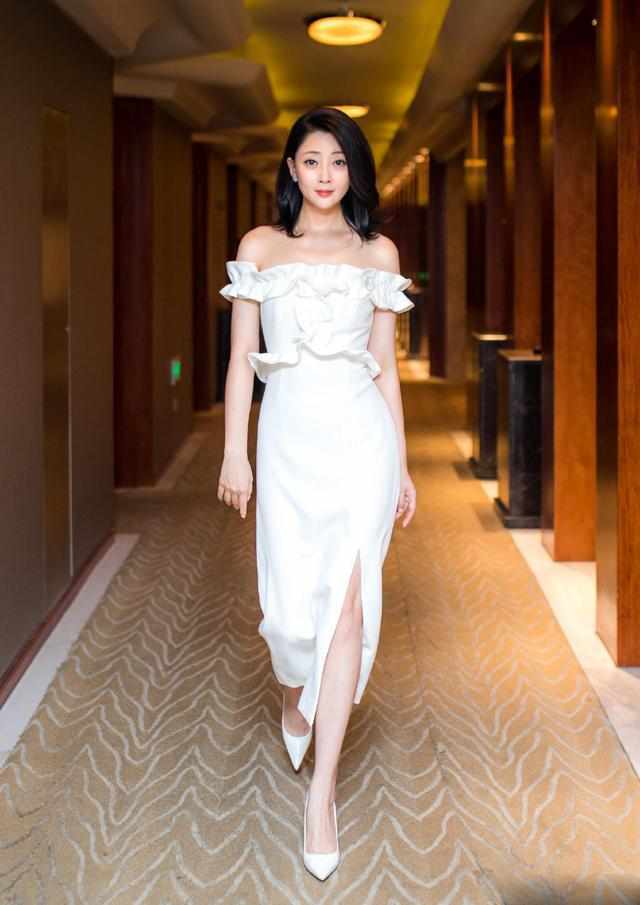 86斤唐嫣与92斤殷桃同穿白色连衣裙，网友：微胖就是比干瘦好看！