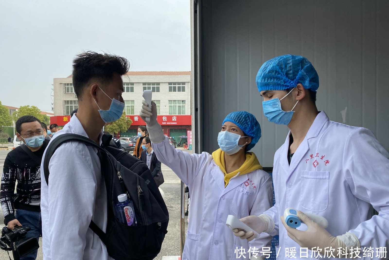 『专列』人民日报记者实地探访:湖北复工人员的“返岗专列”