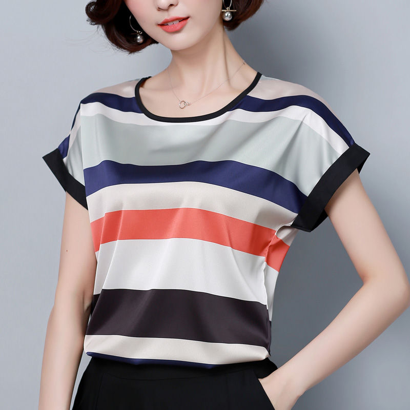 身材丰满的女生穿这样的,紧身T恤性感火辣,男人都直勾勾的看着