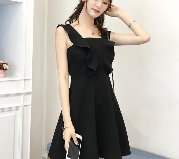 厌倦了阔腿裤套装，不妨多试试这样的吊带连衣裙！清新甜美超仙儿