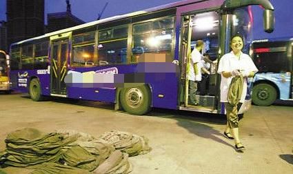  公交车@乘车一次几块钱，难道公交车不怕亏本？内行人说出其中猫