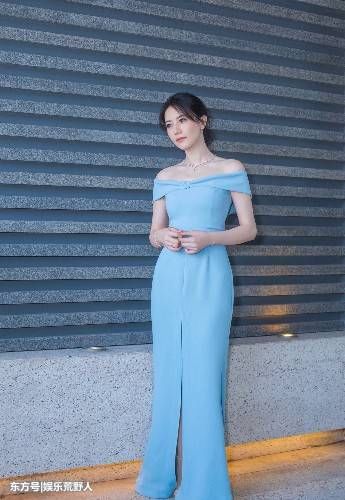 “国民女神”高圆圆童心未泯,手拿红色气球街拍十分养眼