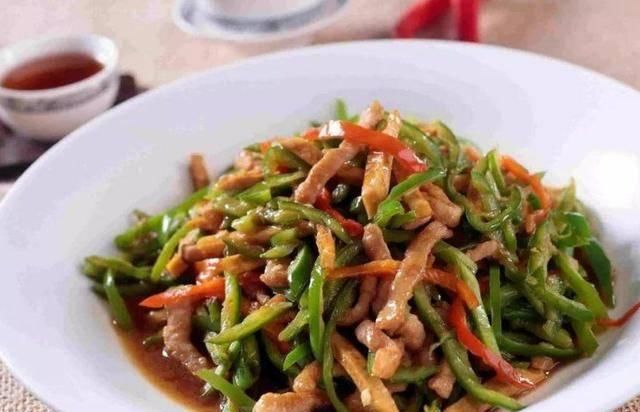  『将里脊肉』辣椒就是火锅配菜都是主菜，下饭菜下酒青椒肉丝，可口健脾开胃虎皮鹦鹉椒