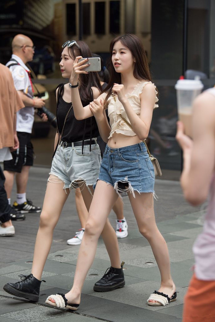 成都街拍,自信的魅力与高颜值相呼应,秀出不一样的美!